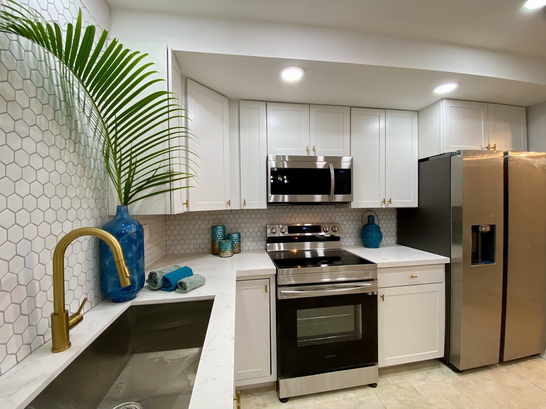 Beautiful 3 bedroom remodeled townhome for rent in Palmetto Bay - 17190 SW 94th Ave