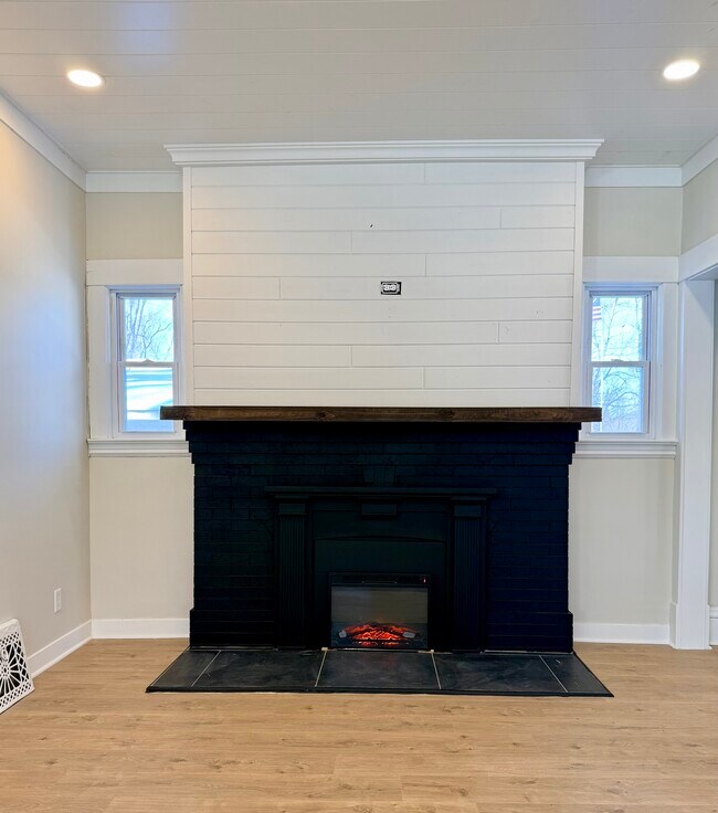 Foto del edificio - 553 Elm Ave E