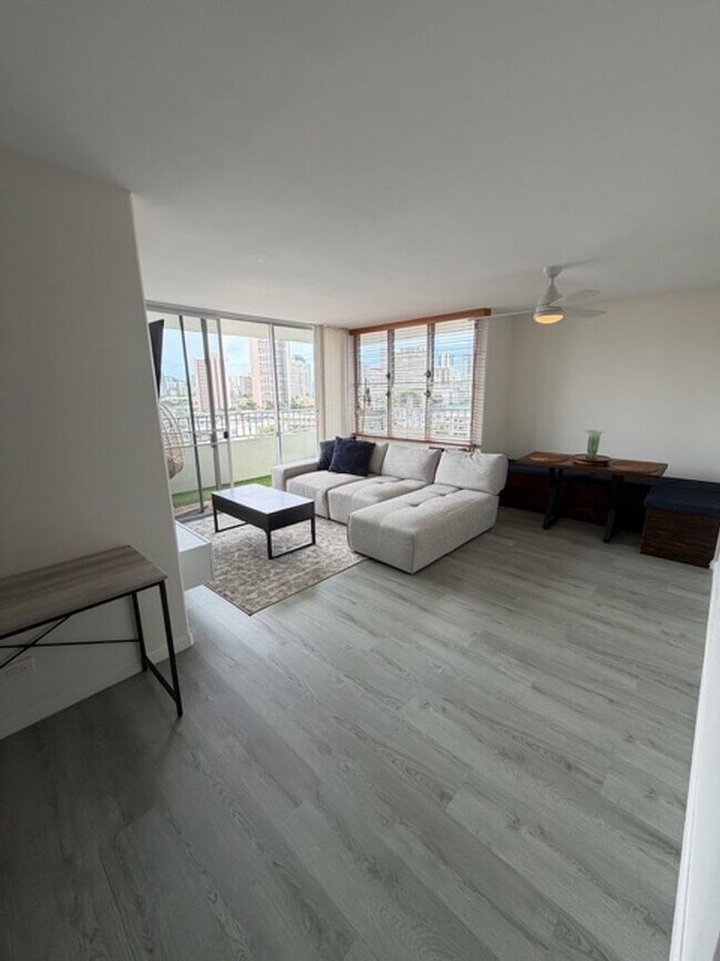 Foto del edificio - Fully Furnished Remodeled 1 bed w/ parking & views- Electric INCLUDED