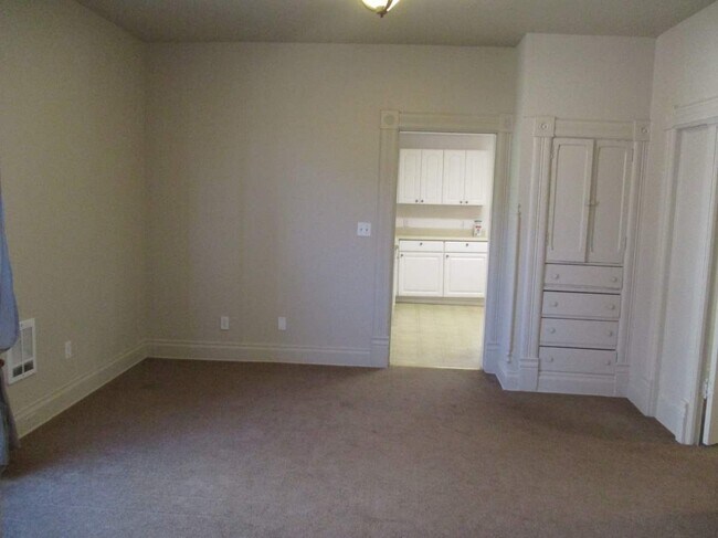 Building Photo - Skaga: LEASING 811 N Cedar Street