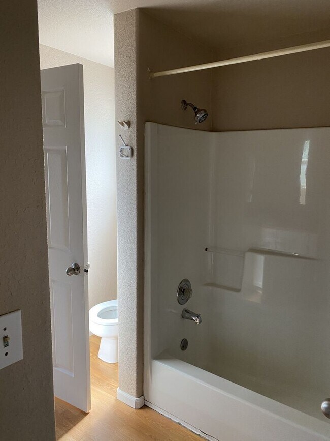 Foto del edificio - Fully fenced yard, 3 Bedroom, 1 bath home!