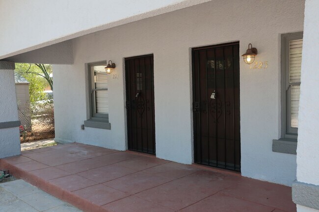 Building Photo - Charming Duplex Apartment in Historic U of...