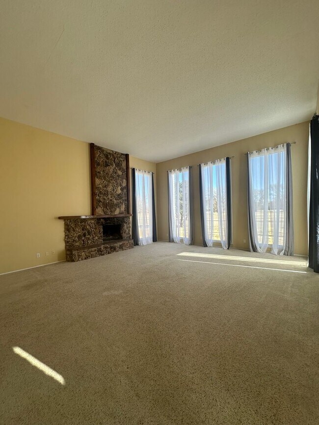 Building Photo - 2 Bed Brick House! Golf Course View!
