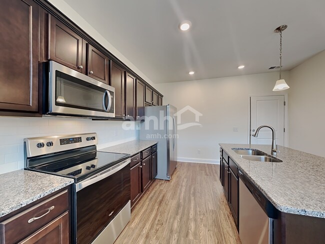 Building Photo - 2015 Bennett Dr