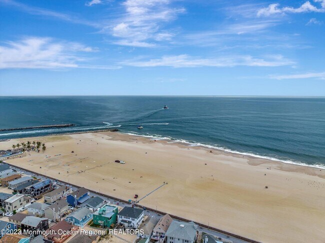 Foto del edificio - 120 Randall Ave