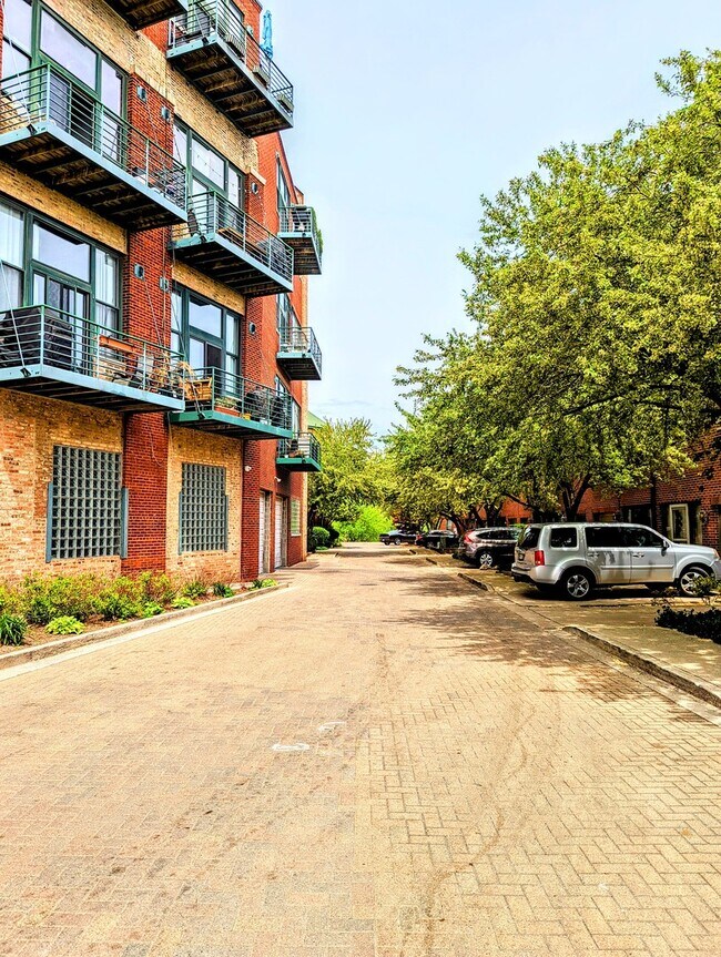 Building Photo - 2208 W Diversey Ave