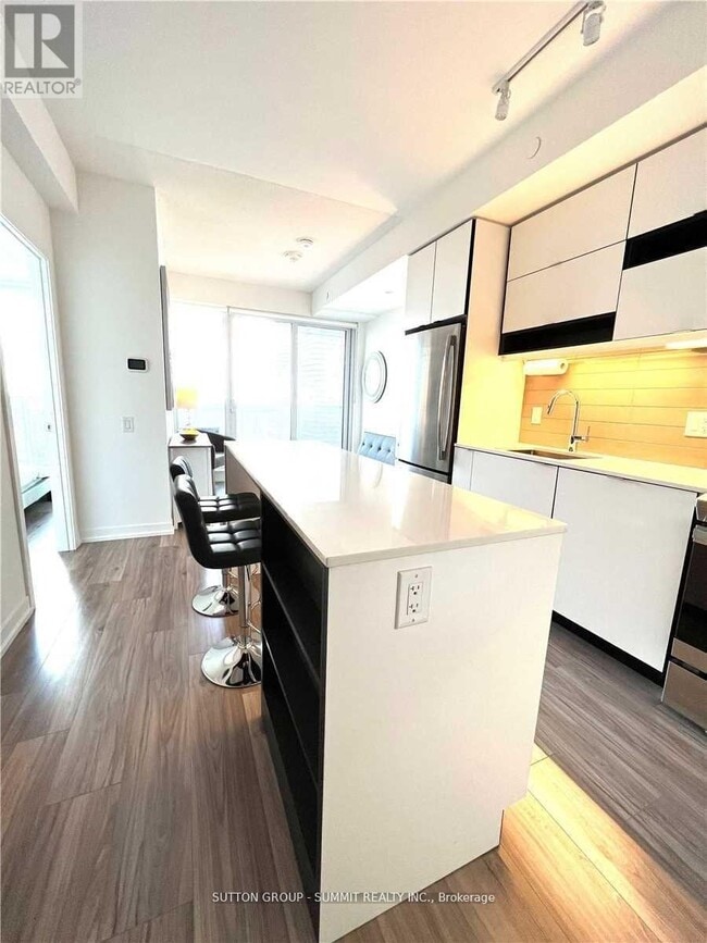 Photo du bâtiment - 4065-4065 Confederation Pkwy