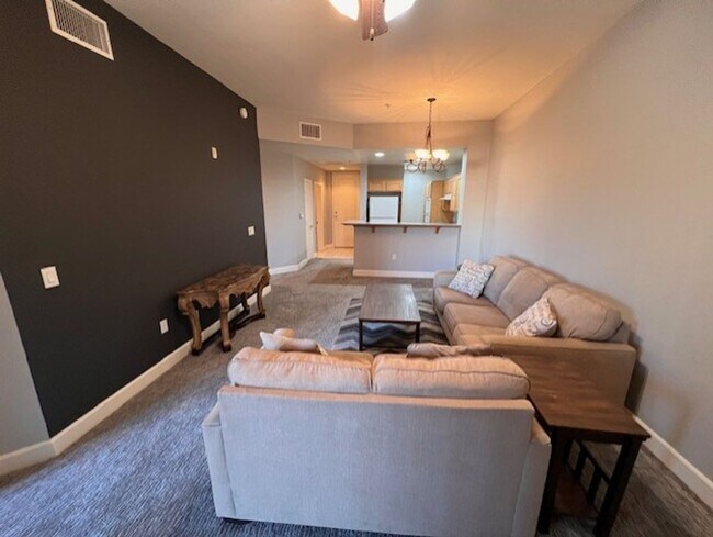 Foto del edificio - Stunning 1-Bedroom, 1-Bathroom Condo in Guard Gated Park Avenue's Luxury Midrise, Conveniently Lo...