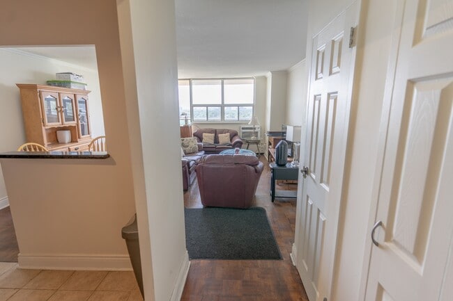 Building Photo - 5949-5949 Yonge St