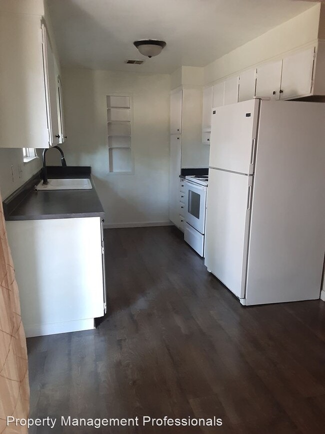 Building Photo - 3 br, 1.5 bath House - 1136 SW Spruce Street