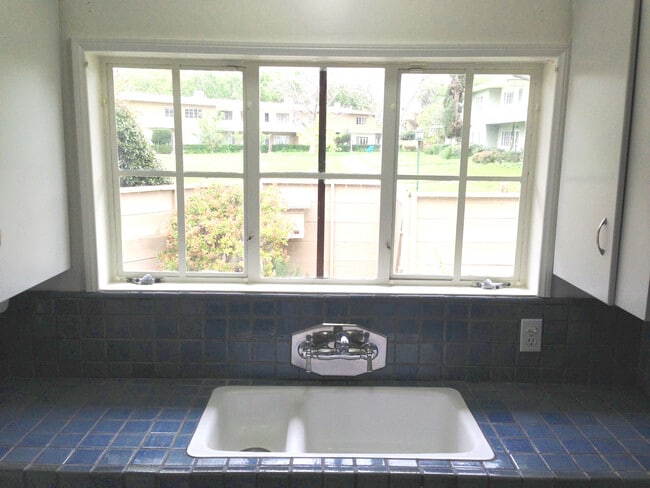 Building Photo - 5570 Village Grn