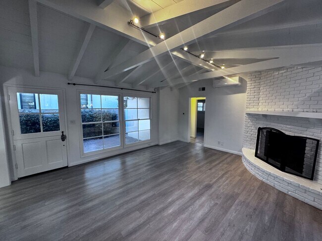 Building Photo - Single Story Cottage on Lido Isle!