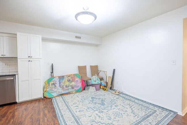 Building Photo - Charming 3 BR/2 BA Condo in Bethesda!