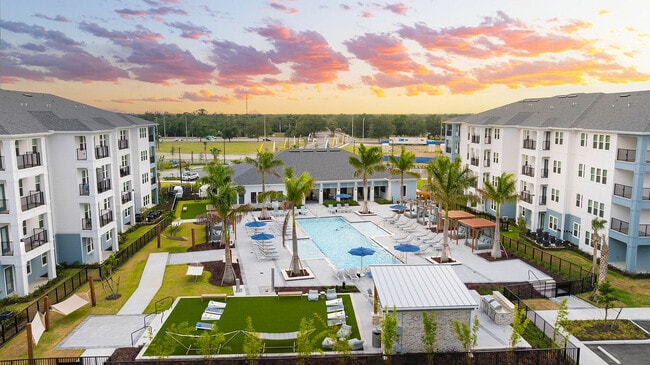 Pool Courtyard - Marlowe Jacaranda