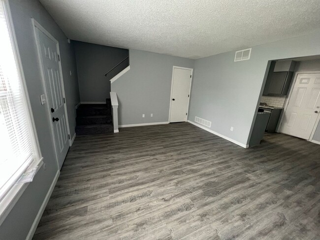 Building Photo - Beautifully Remodeled 2/1 apartment in Par...