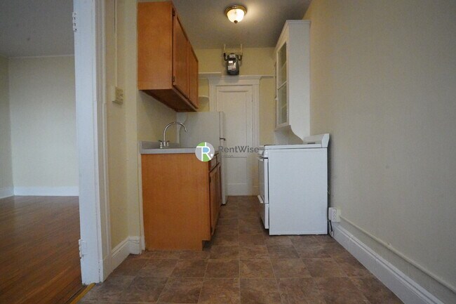 Building Photo - 228 Kelton St