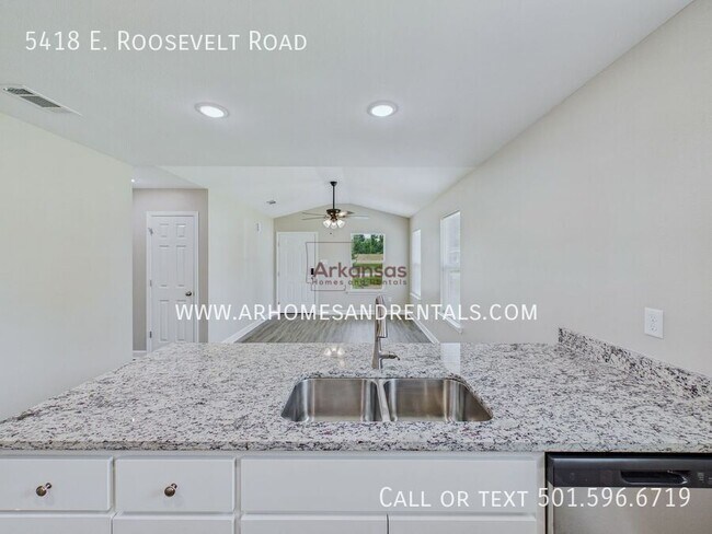 Foto del edificio - 5418 E Roosevelt Rd