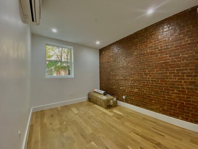 Building Photo - 131 W 119th St