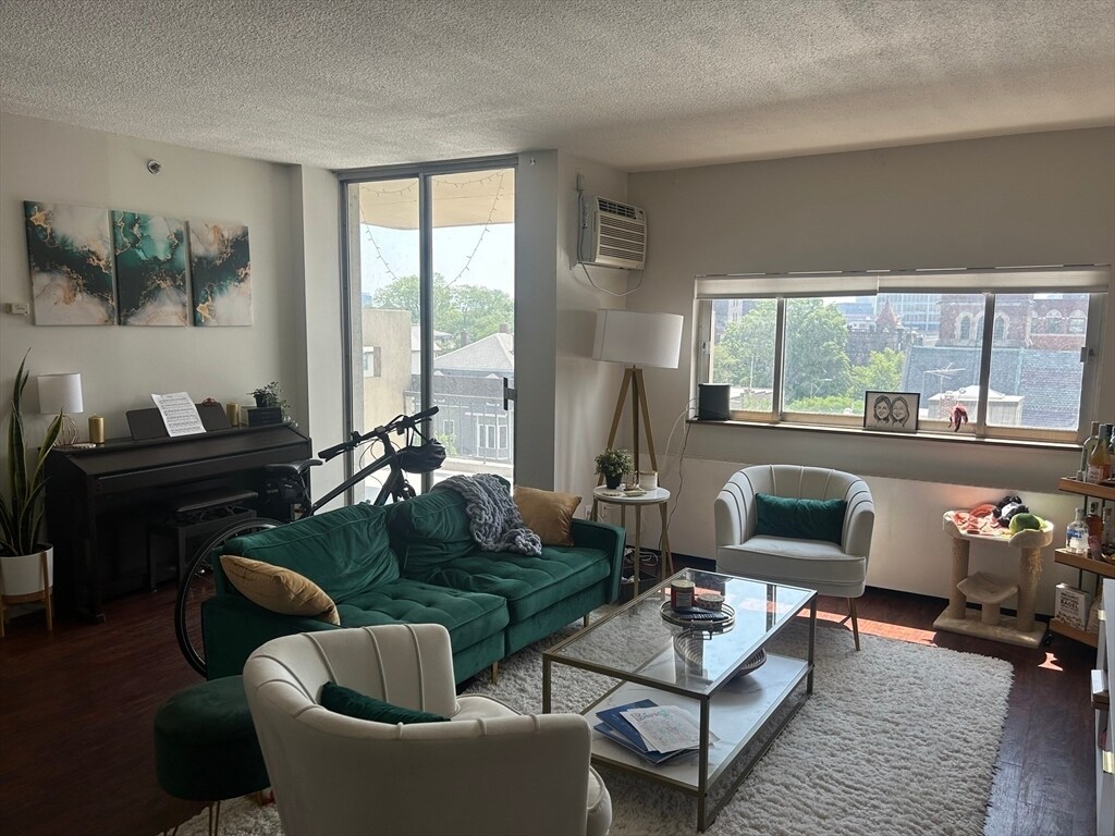 Foto principal - 872 Massachusetts Ave