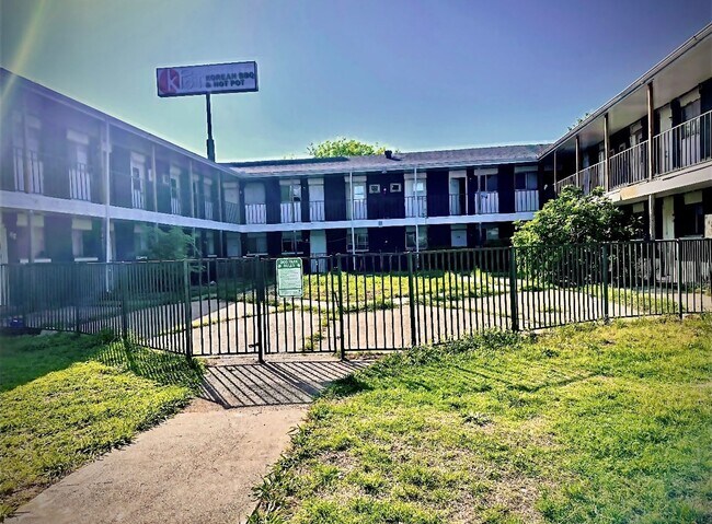 Foto del edificio - 1601 E Central Texas Expy