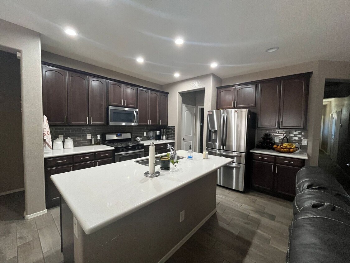 Foto principal - Clean and well maintained 4 bedroom home f...