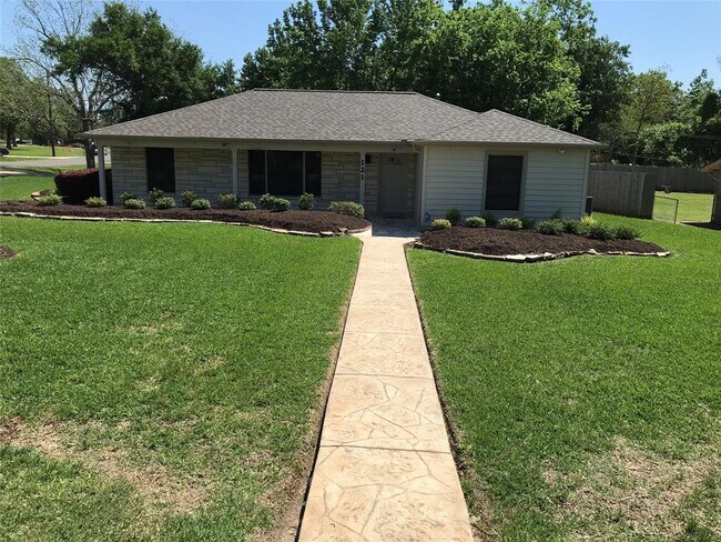 Foto del edificio - 121 N Burnett Dr