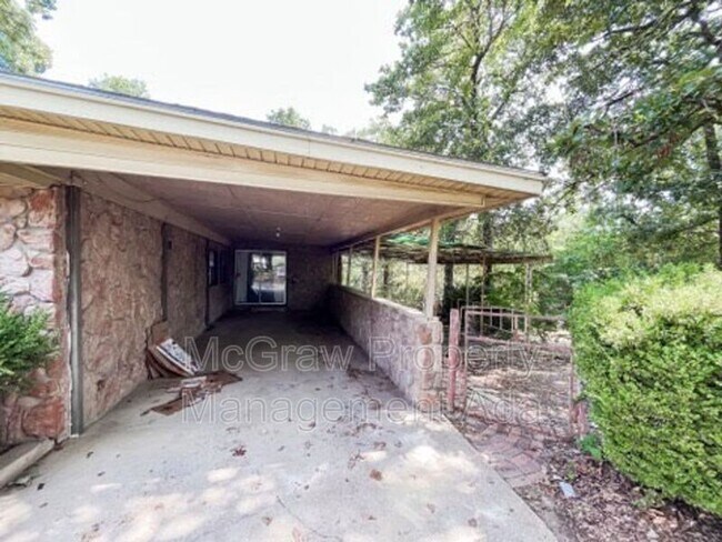 Building Photo - 824 N Wolfe Ln