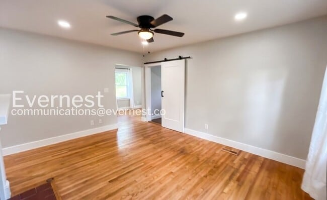 Building Photo - 306 Red Oak Dr