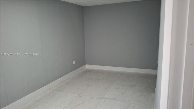 Building Photo - 598 E 41st St