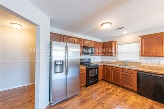 Building Photo - 1137 S Holland Dr