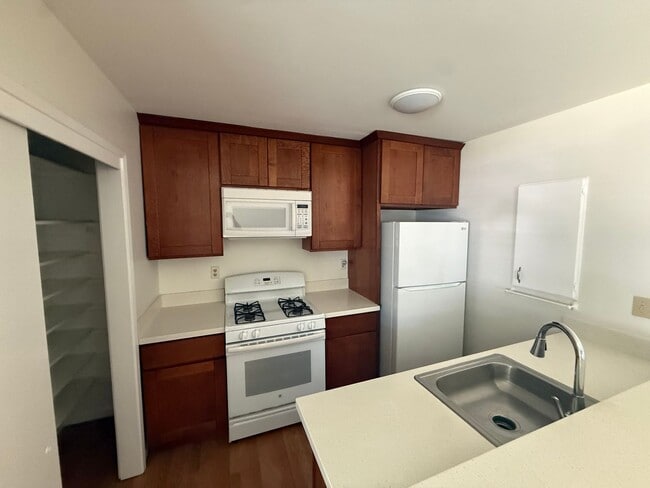 Building Photo - 2 bed | 1 bath | 795 SF | Shared garage | Downstairs unit |  WS&G Paid by Owner