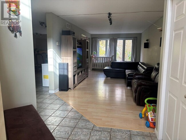 Photo du bâtiment - 5 Camm Crescent