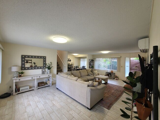 Foto del edificio - Split Ac, private yard and Walk to Downtown