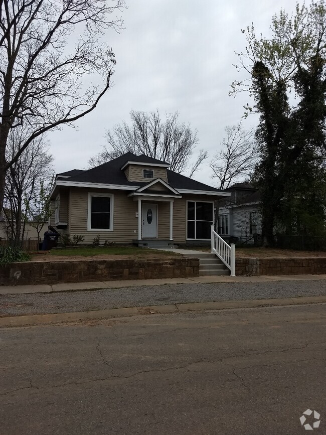 Building Photo - 2819 Tilles Ave