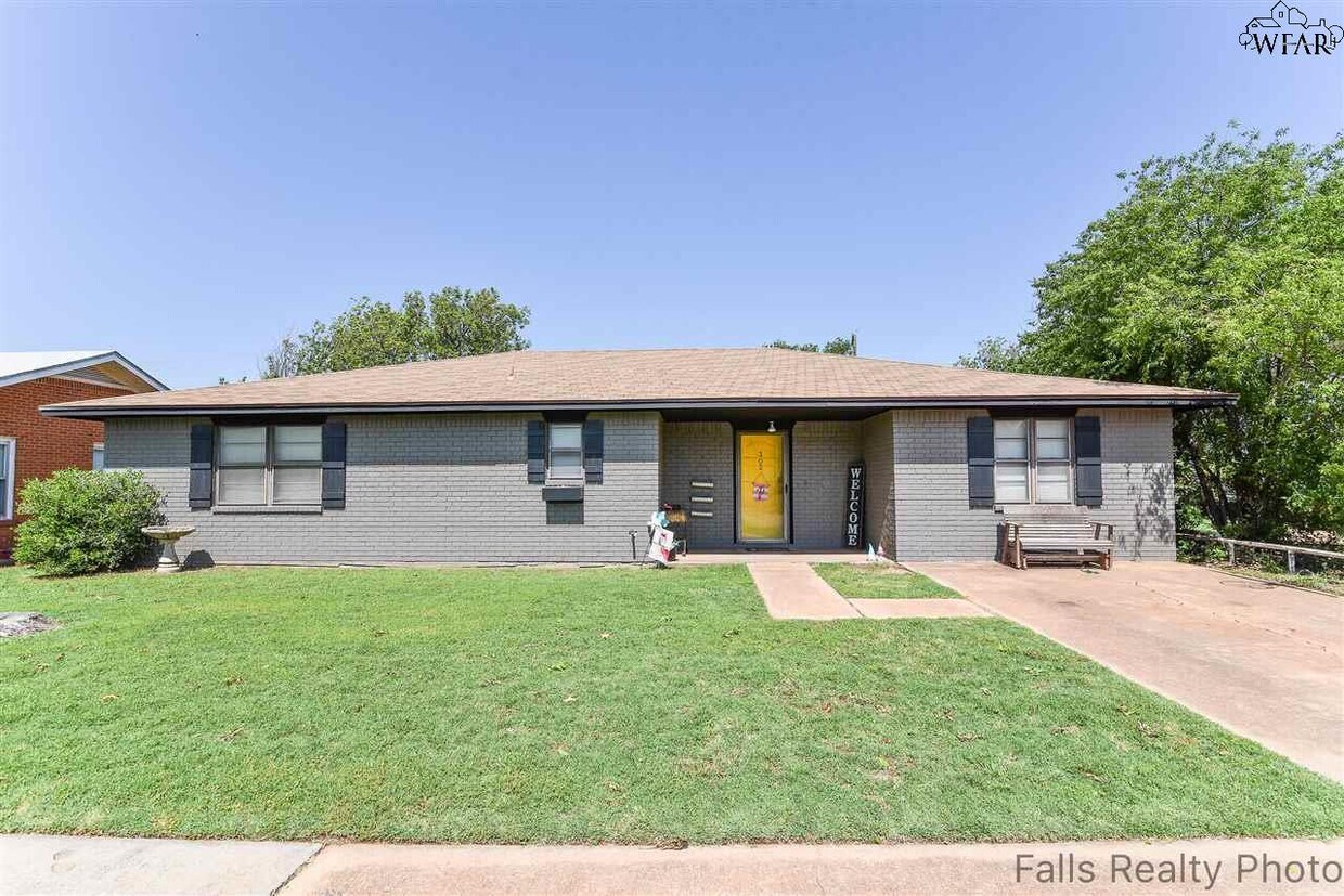 Primary Photo - 302 Ave I