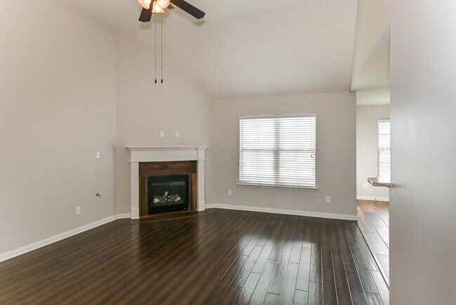 Building Photo - 2565 Woodcutter Dr