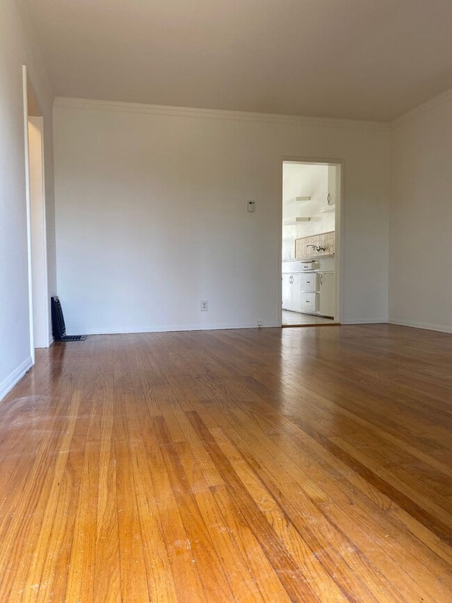Building Photo - 2406 Grandview Ave