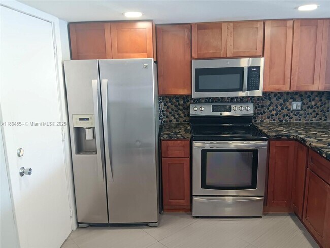 Foto del edificio - 3703 NE 166th St
