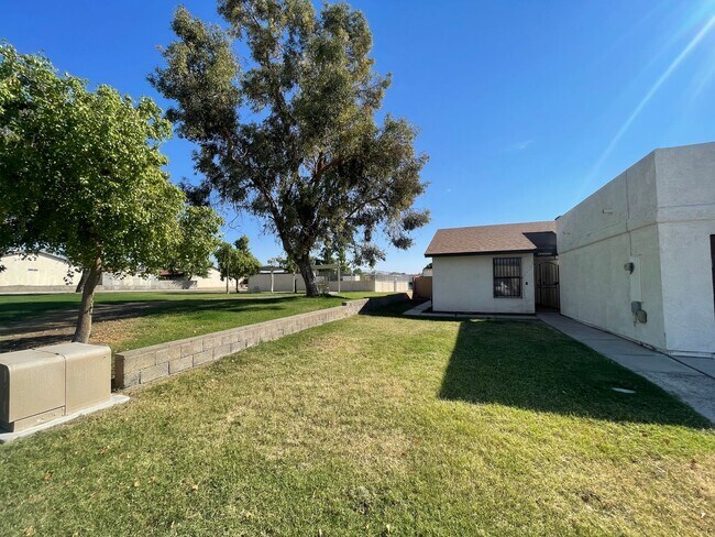 Building Photo - IMMACULATE TOWNHOUSE NEAR HOSPITAL!