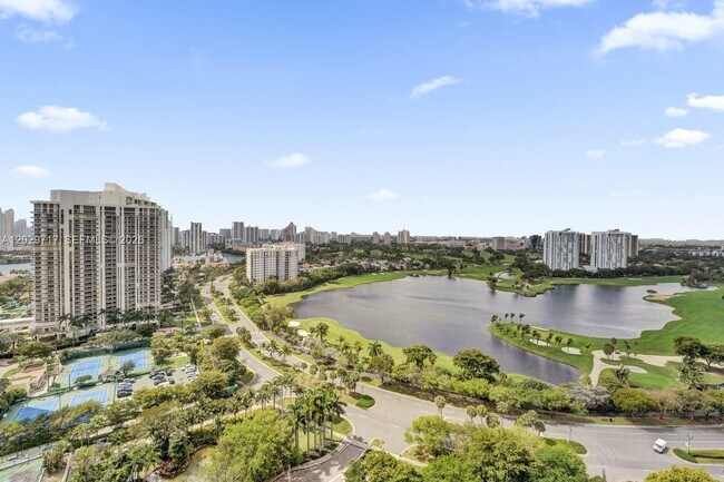 Foto del edificio - 20281 E Country Club Dr