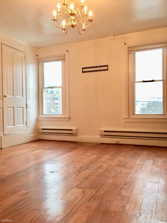 Building Photo - 1 br, 1 bath 4plex - 1025 Dekalb St Apt 2F