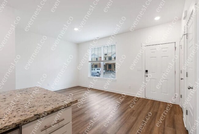 Building Photo - 3 bed / 2.5 bath home