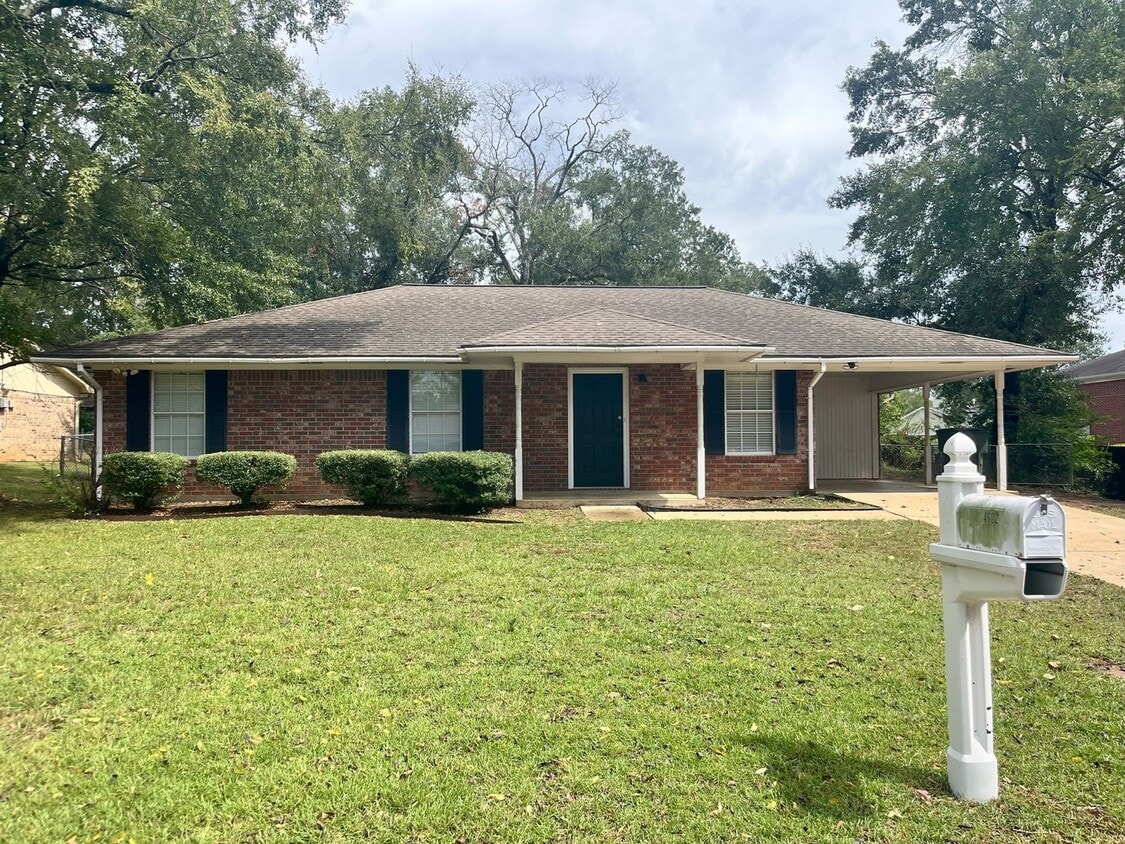 Primary Photo - Charming 3 bed 2 bath with fenced yard