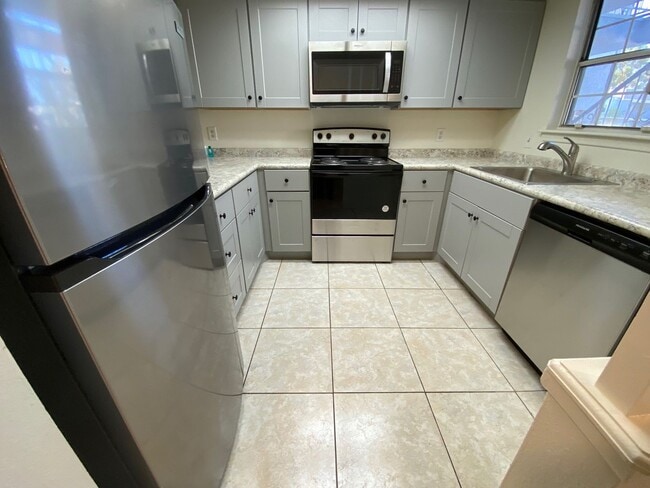 Foto del edificio - BEAUTIFUL 2 BEDROOM 1.5 BATHROOM CONDO