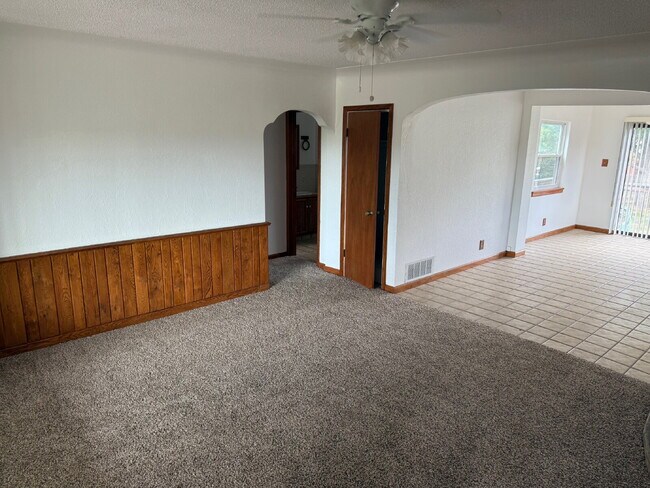 Foto del edificio - "Charming 2-Bedroom Upstairs of Duplex Ret...