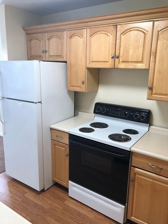 Stove and Refrigerator - 1601 Virginia Ave