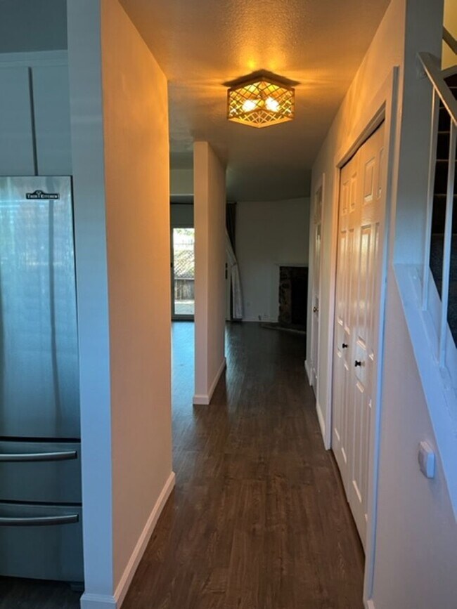 Foto del edificio - Redwood Park Estates Condo.  Available NOW!