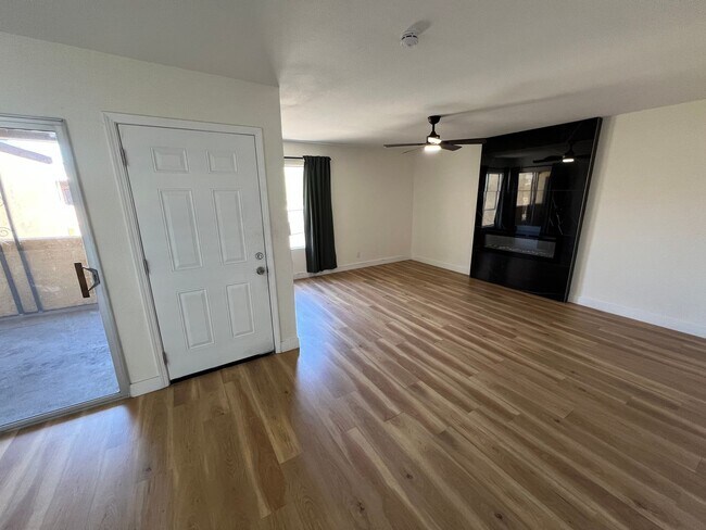 Building Photo - 1534 Hialeah Dr