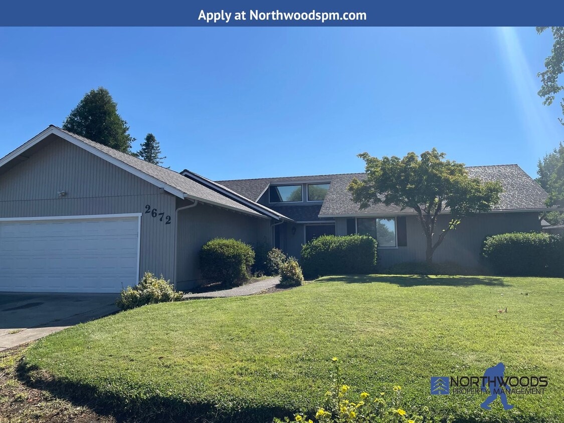 Primary Photo - Charming 3 Bedroom 2 Bath Home in Very Nic...