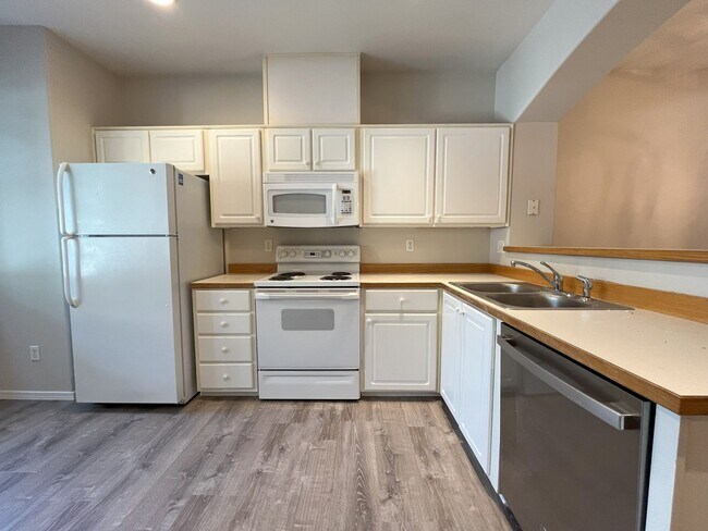 Building Photo - Inviting 2-Bed, 2-Bath Townhome with Updat...